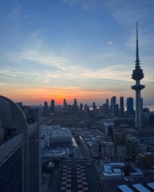 أفق المدينة وقت الغروب